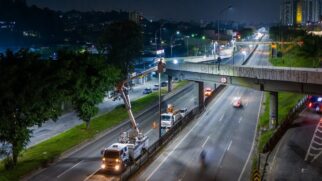 LEDs são instalados na avenida Aprígio Bezerra da Silva em Taboão da Serra, na Grande SP