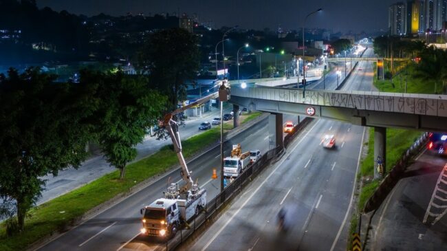 LEDs são instalados na avenida Aprígio Bezerra da Silva em Taboão da Serra, na Grande SP