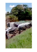 Fernão Dias é interditada no sentido MG após caminhão-tanque e carreta-cegonha tombarem na pista
