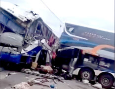 Ônibus clandestino invade posto e bate em carreta e ônibus no interior de SP