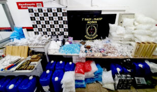 Duas "casas bombas" com cerca de 30 quilos de drogas e mais de 400 litros de lança-perfume foram encontradas neste sábado (20), no Guarujá, no litoral paulista