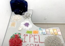Homens escondem mais de 2 mil porções de drogas em esgoto e são presos no ato em SP
