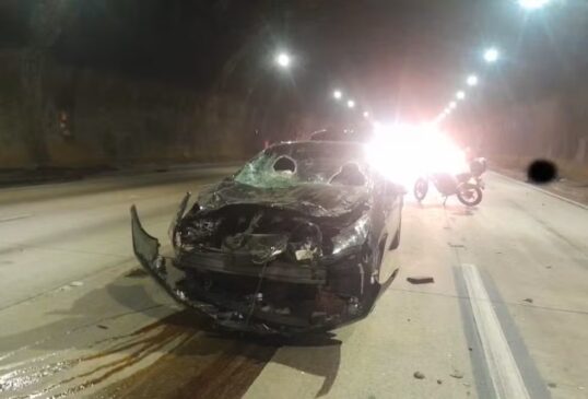 Um dos carros envolvidos no acidente no Rodoanel Oeste