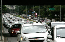 Imagem mostra o trânsito na avenida 23 de Maio, na cidade de São Paulo