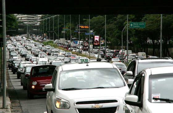 Imagem mostra o trânsito na avenida 23 de Maio, na cidade de São Paulo