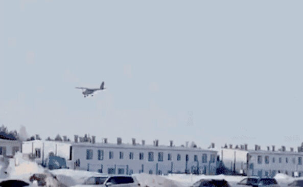 Avião ucraniano sem piloto cai e explode fábrica na Rússia