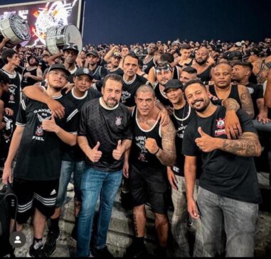 Boulos ao lado de membros da Gaviões da Fiel, na Neo Química Arena