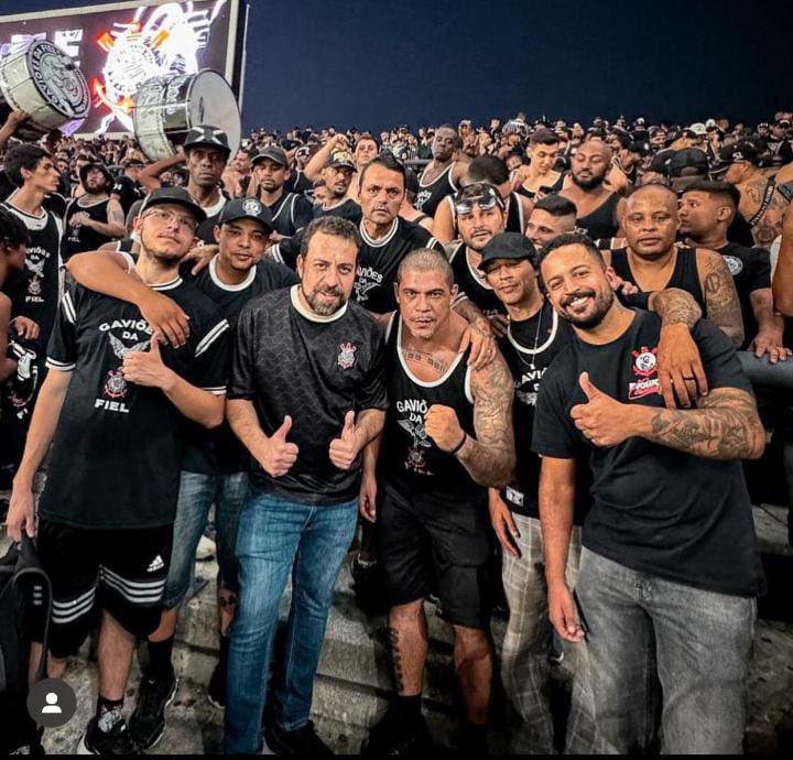 Boulos ao lado de membros da Gaviões da Fiel, na Neo Química Arena