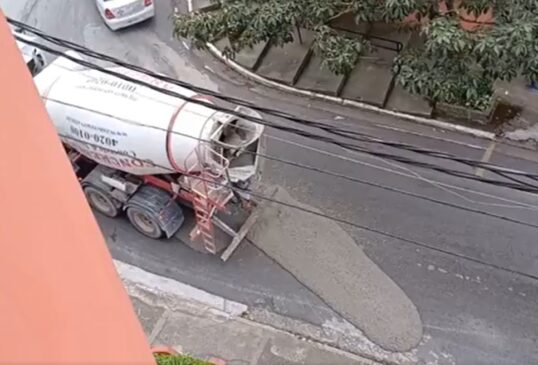 Betoneira derramou concreto em rua do Sumarezinho