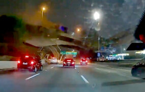 Um caminhão perdeu o controle e derrubou sua carga em cima de dois carros na Marginal Tietê, em São Paulo