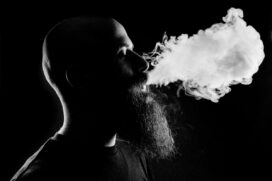 Os dispositivos eletrônicos para fumar (DEFs), conhecidos como cigarros eletrônicos, são chamados de vape, pod, e-cigarette, e-ciggy, e-pipe, e-cigar e heat not burn (tabaco aquecido)