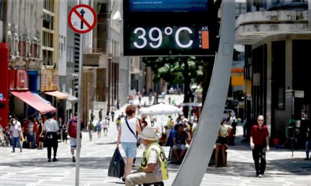 Prefeitura de SP abre dez tendas com água, sucos, chás e frutas, nas cinco regiões da capital