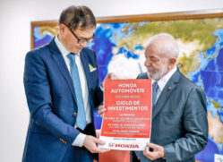 Arata Ichinose, presidente da Honda do Brasil, com o presidente Luiz Inácio Lula da Silva