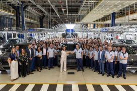 Investimento da Stellantis em Goiana (PE), foto de diretoria e empregados na fábrica