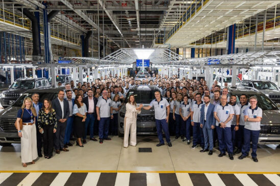 Investimento da Stellantis em Goiana (PE), foto de diretoria e empregados na fábrica