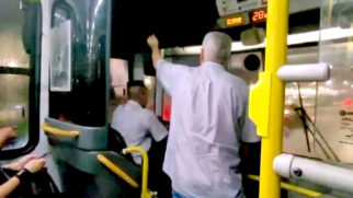 Goteira em ônibus faz cobrador segurar guarda-chuva para não molhar motorista em SP