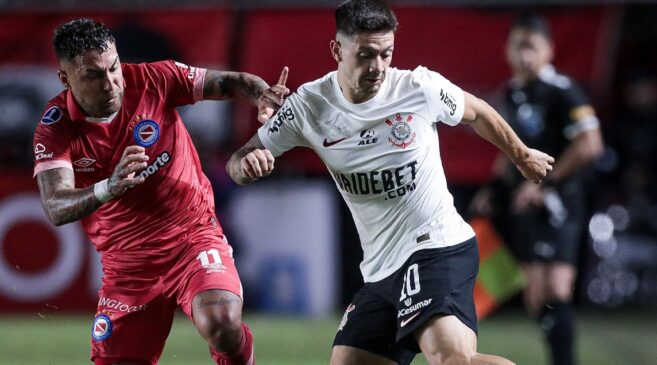 O Argentinos Juniors abriu o placar aos 2 minutos, com Veron