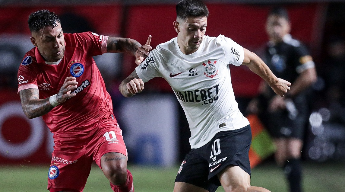 O Argentinos Juniors abriu o placar aos 2 minutos, com Veron