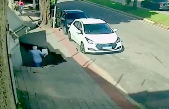 Uma cratera se abriu no momento exato em que um homem passava pela calçada em Cachoeiro de Itapemirim, no Espírito Santo, na manhã desta segunda-feira (1º)