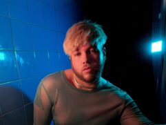 Izack Under lança seu novo single "Mistake",
