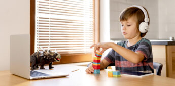 Dificuldades de manter contato visual e interação social pode ser um sinal de autismo