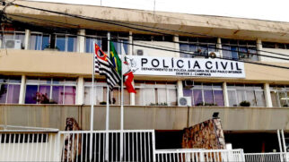 Uma mãe suspeita de omitir e participar de estupro contra a própria filha de 13 anos foi presa na manhã desta quinta-feira (11)