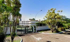 Na iminência de ser preso, o último refúgio é se esconder em uma embaixada na capital federal