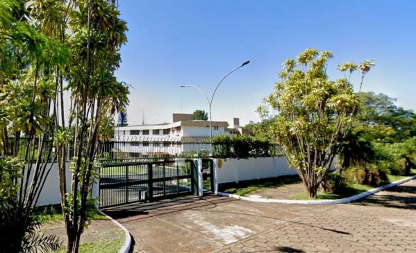 Na iminência de ser preso, o último refúgio é se esconder em uma embaixada na capital federal