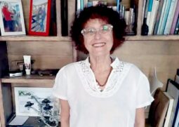 A escritora Roseana Murray foi atacada nesta sexta-feira (5) por pelo menos três pitbulls durante caminhada matinal