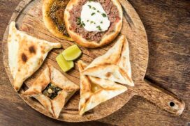O restaurante SAJ é especializado na culinária do Oriente Médio e conta com 17 tipos de esfihas no cardápio