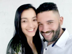Marcos Vinicius Paulino, de 27 anos, se entregou à polícia, nesta segunda-feira (15), após esfaquear Tatiéle de Cássia dos Reis Gonçalves, 37 anos, sua esposa