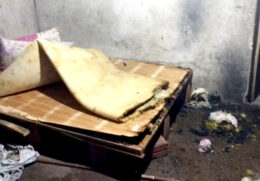 O quarto da vítima estava revirado e cheirava a gasolina. Além disso, a cama e o colchão estavam, em parte, queimados