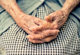 Sintomas, como constipação, dificuldade em sentir cheiros e distúrbios do sono podem indicar parkison
