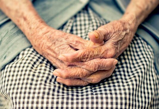 Sintomas, como constipação, dificuldade em sentir cheiros e distúrbios do sono podem indicar parkison