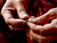 Dor no ombro, especialmente se for unilateral, pode ser sintoma de parkinson