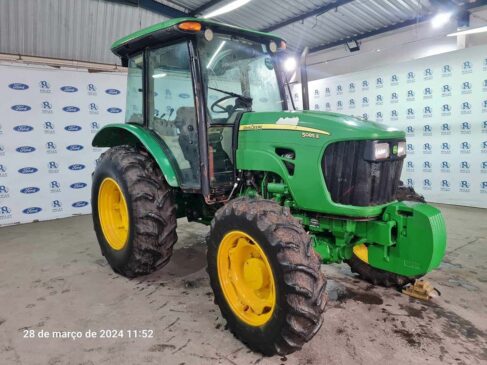 Entre os lotes, a plataforma destaca a presença de quatro tratores John Deere