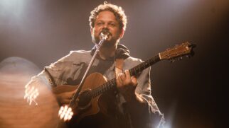 Marcos Almeida relança canção de Nelson Cavaquinho
