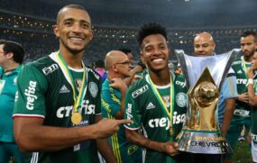 Vitor Hugo e Tchê Tchê com a taça do Brasileirão 2016