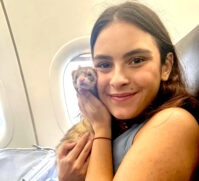 Júlia Braz Fonseca Vargas, de 20 anos, de Goiânia, viajou de avião ao lado de seu furão de estimação após a Justiça de São Paulo conceder uma liminar à jovem