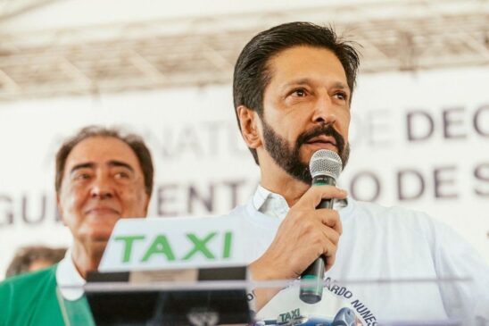 O prefeito Ricardo Nunes durante anúncio aos taxistas