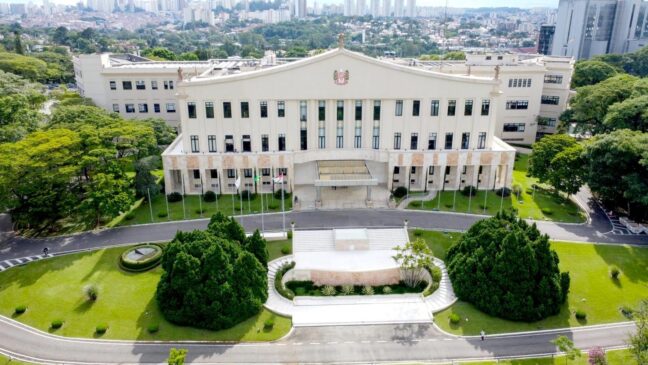 O governador de São Paulo, Tarcisio de Freitas, anunciou que irá transferir a sede administrativa do governo, que atualmente fica no Palácio dos Bandeirantes