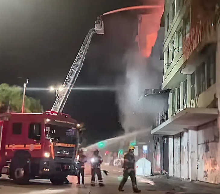 Incêndio em pousada no centro de Porto Alegre deixa 10 vítimas
