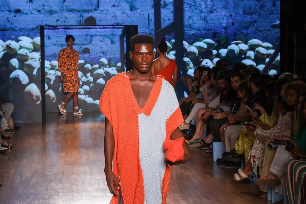 Desfiles das grifes Ateliê Mão de Mãe, João Maraschin e Angela Brito no SPFW N56