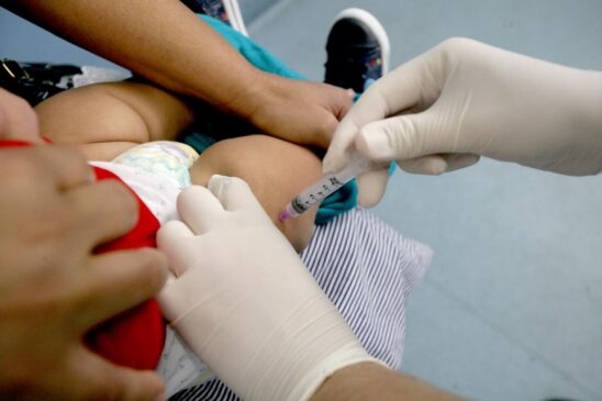 uma enfermeira da unidade aplicou o medicamento direto na veia da bebê