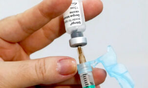 A vacina Qdenga, produzida pela farmacêutica Takeda, foi aprovada em julho de 2023 para pessoas de 4 a 59 anos após estudos clínicos