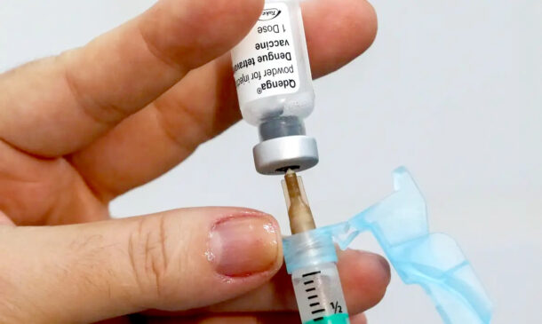 A vacina Qdenga, produzida pela farmacêutica Takeda, foi aprovada em julho de 2023 para pessoas de 4 a 59 anos após estudos clínicos