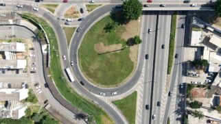 Avenida Aprígio Bezerra da Silva passa por manutenção em Taboão da Serra