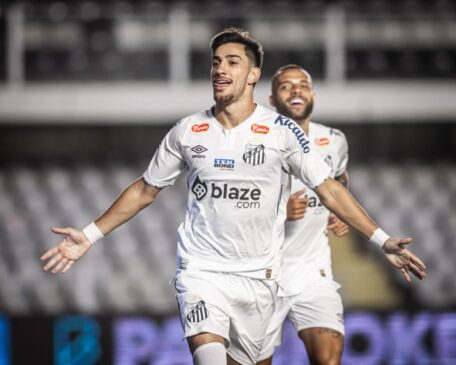 Pedrinho recebe de Diego Pituca na ponta direita e consegue executar grande jogada individual, escapando de dois marcadores para invadir a área e finalizar marcando o gol