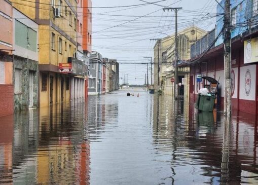 Segundo a própria empresa, após as fortes chuvas os funcionários foram instruídos a deixarem a loja de imediato