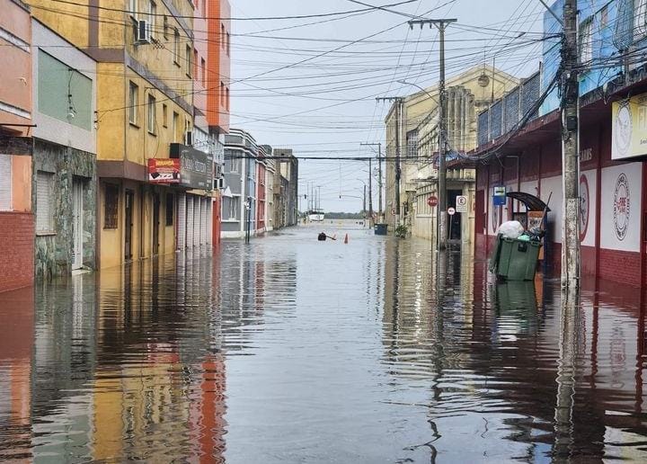 Segundo a própria empresa, após as fortes chuvas os funcionários foram instruídos a deixarem a loja de imediato